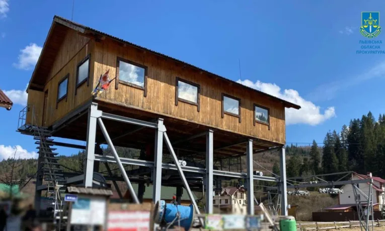 У Славському туристка випала з крісла підйомника та зламала ноги: власнику повідомили про підозру