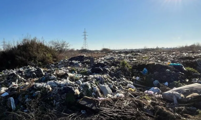 Колишній комунальник “не бачив” як сміття викидають поза полігоном і тепер постане перед судом