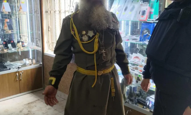 На Закарпатті священник московської церкви розгулював у радянській формі