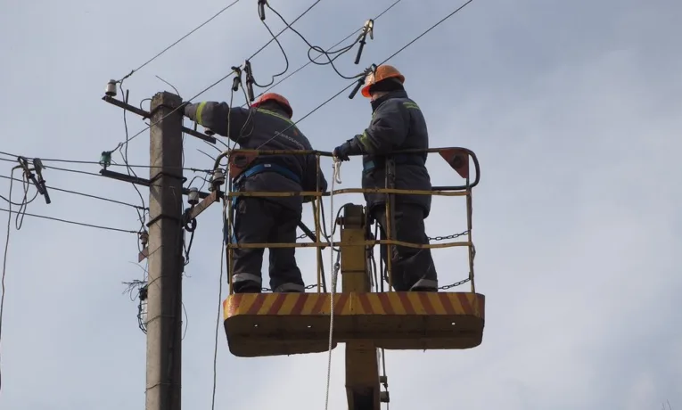 На Львівщині через сильний вітер знеструмлено понад 40 населених пунктів