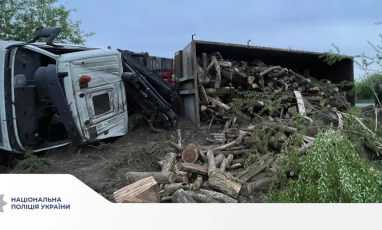 На Львівщині вантажівка з дровами з’їхала в кювет, травмувався пасажир