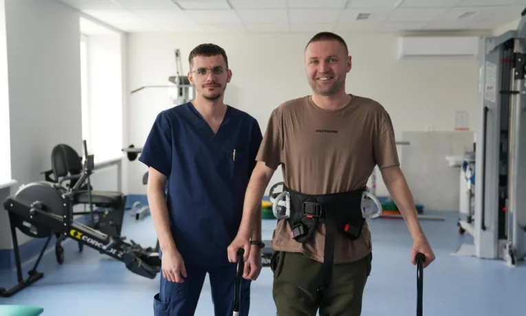 У Львові поставили на ноги чоловіка з травмою спинного мозку