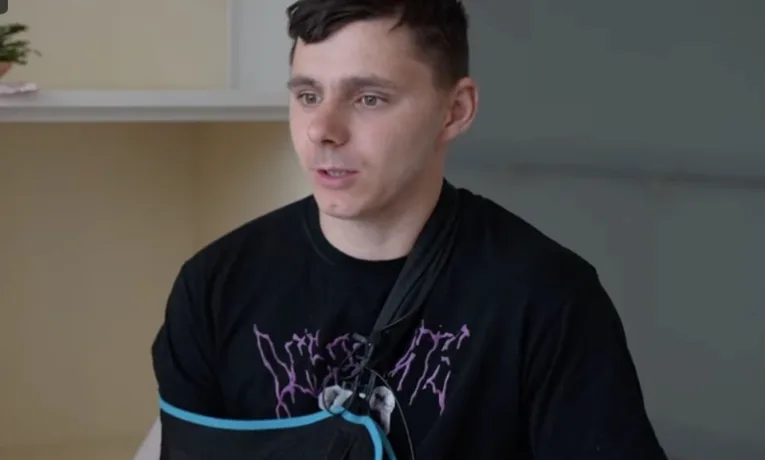 “Я тільки знав її ім’я”: військовий на реабілітації шукає дівчину, з якою познайомився на гаївках у Львові