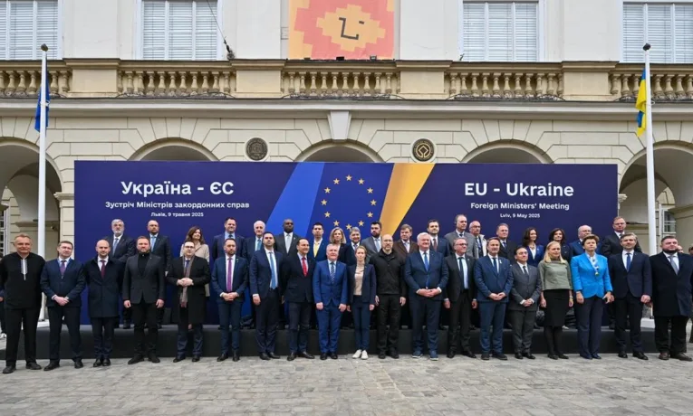 На площі Ринок у Львові підняли прапор ЄС