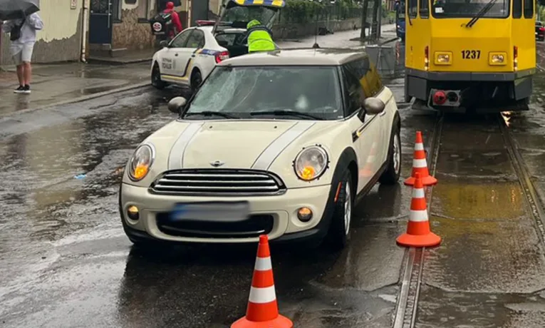 У Львові авто наїхало на жінку з дитиною