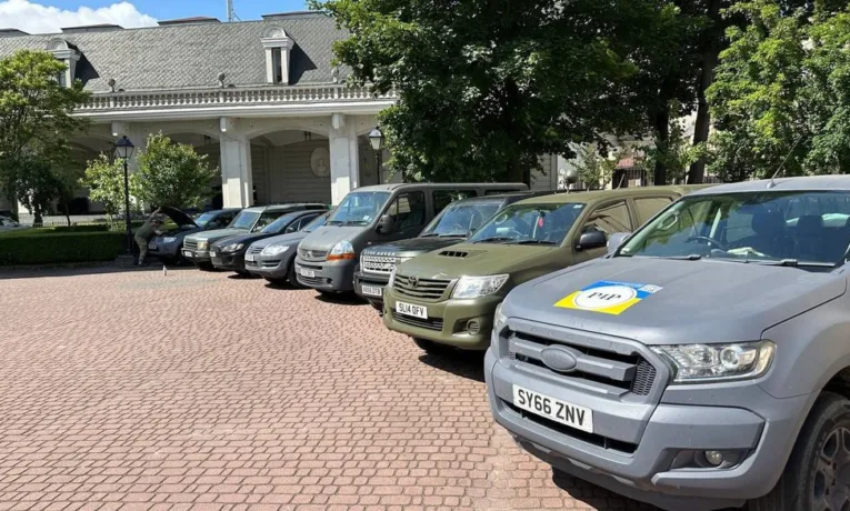 Британські волонтери привезли до Львова 14 пікапів для ЗСУ