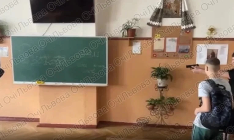 У Львові школяр вистрілив в однокласника з пневматики. Поліція знайшла цих підлітків