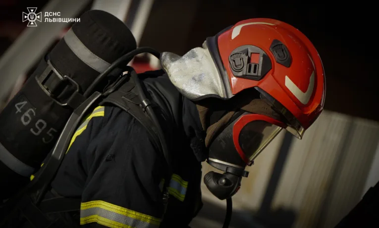 У Львові в пожежі ледь не загинула літня жінка