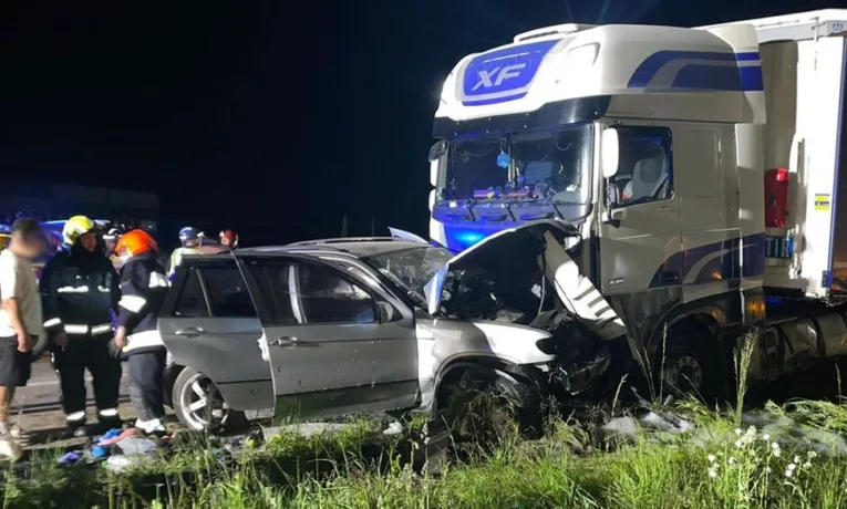 Унаслідок ДТП з вантажівкою постраждав водій “BMW X5”