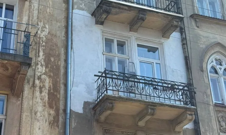 У Львові жінка самостійно пофарбувала фасад історичної будівлі: на неї склали протокол