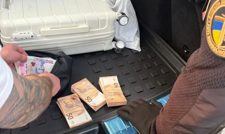 Львівські митники виявили у водія Mercedes-Benz понад 5 тисяч прихованих євро