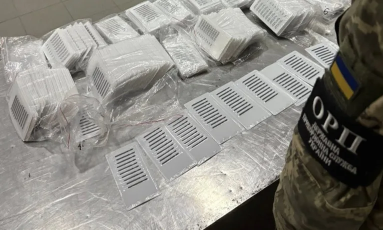 Б’юті контрабанда: львівські прикордонники виявили у пасажирки рейсового автобуса інструменти для манікюру на 1,7 млн грн