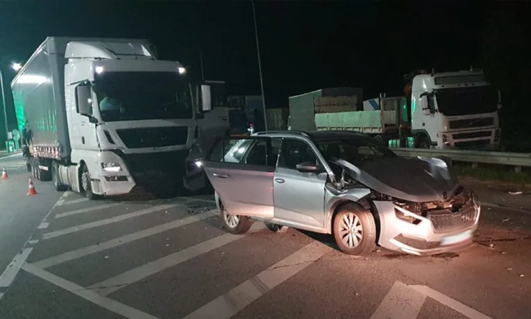 На Львівщині внаслідок зіткнення із вантажівкою травмована 21-річна водійка