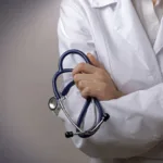 Суд на Львівщині закрив справу лікарки, яку обвинувачували у шахрайстві з відрядженням