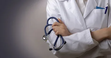 Суд на Львівщині закрив справу лікарки, яку обвинувачували у шахрайстві з відрядженням