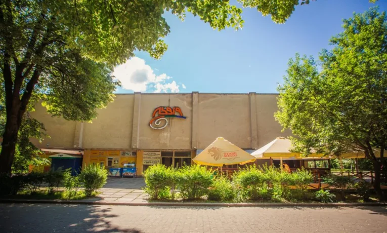 Львівська облрада віддала в оренду кінотеатр “Львів” у Стрийському парку по 4 грн за м²