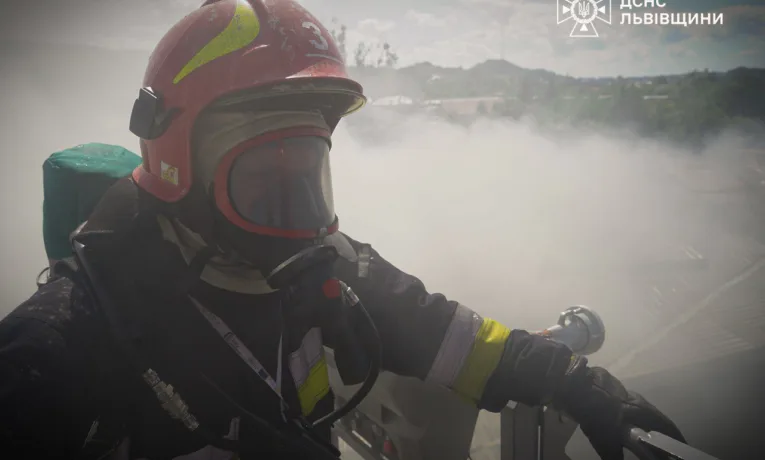 На Львівщині унаслідок комбінованої атаки РФ виникла масштабна пожежа на промисловому об’єкті, частина Дрогобича без світла