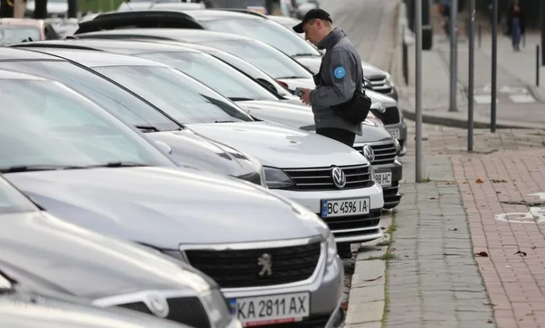 Бізнес замість гуманітарної допомоги: митники викрили схеми незаконного ввезення кількох тисяч авто псевдоблагодійниками
