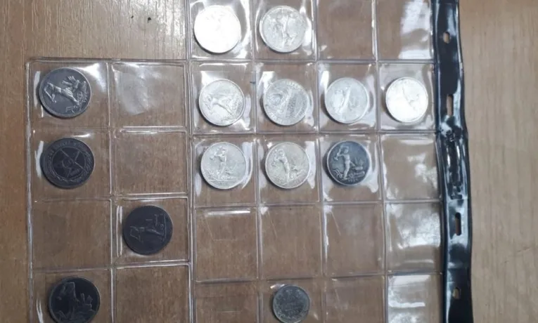 Львівські прикордонники знайшли в автівці колекцію старовинних монет
