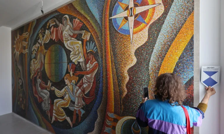 У Львові відновили мозаїку в будівлі видавництва «Вільна Україна»