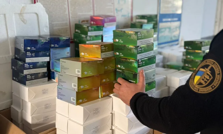 Львівські митники виявили мільйонну контрабанду вейпів та нікотинових жуйок