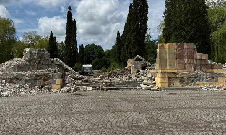 У Львові демонтували другу вхідну колону на “Пагорбі Слави”