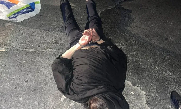 У Львові квартирний злодій під час затримання покусав поліцейського