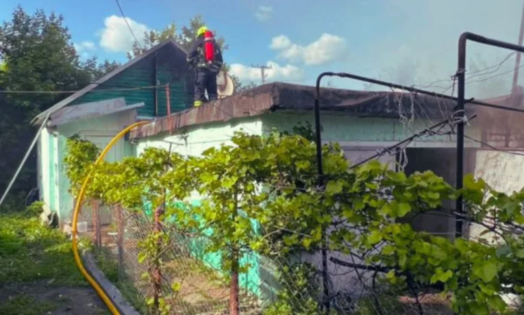 На Золочівщині чоловік отримав опіки під час гасіння пожежі в гаражі