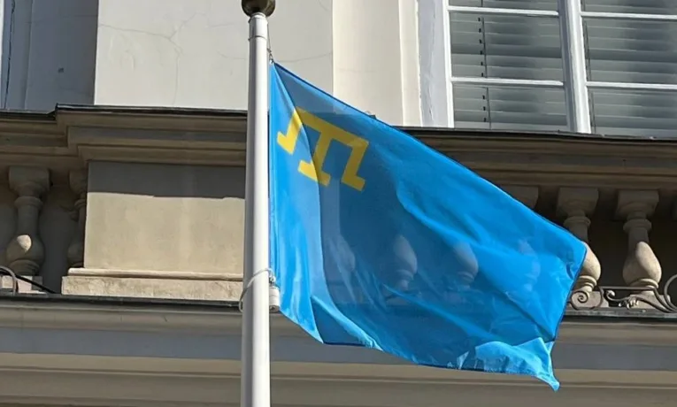 Над львівською ратушею підняли прапор кримськотатарського народу