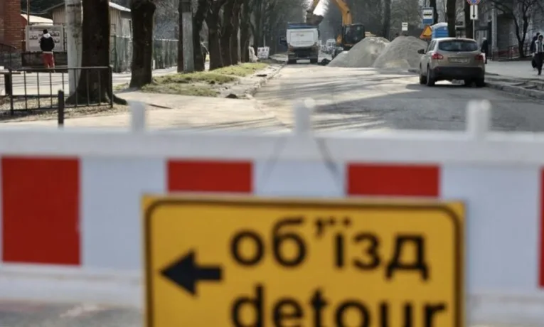 У Львові звільнили працівника, який пʼяним проводив ямковий ремонт