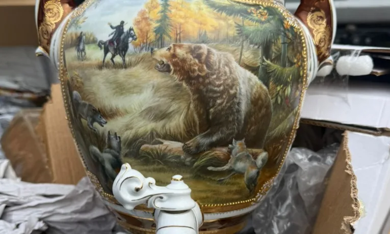 Передача з Італії з “русским душком”: чернівчанин намагався завезти на Львівщину російський самовар і порцеляну