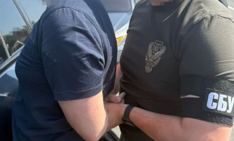 Привласнили понад 64 млн грн, призначені на закупівлю вантажівок для ЗСУ: на Львівщині викрили посадовців ДССТ