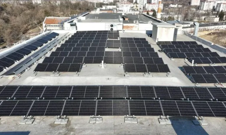 У лікарні св. Миколая у Львові встановили сонячну електростанцію: медики зможуть працювати під час вимкнень електрики