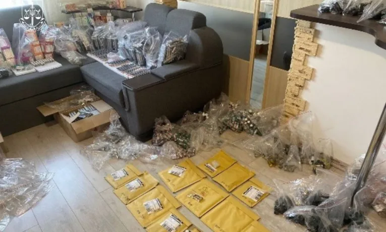 На Львівщині та ще кількох областях правоохоронці “накрили” наймасштабніше в Україні нелегальне виробництво стероїдів