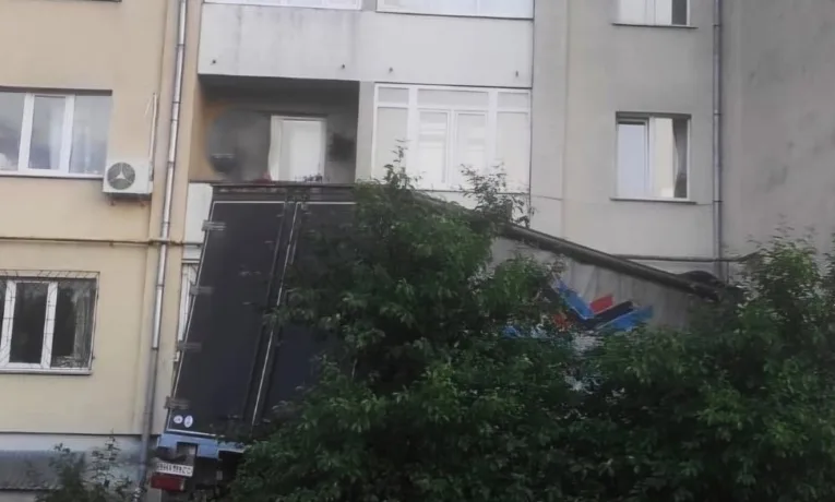На Львівщині вантажівка протаранила стіну пʼятиповерхового будинку