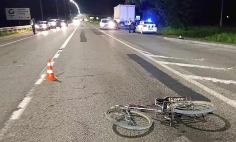 На Львівщині вантажівка збила велосипедиста