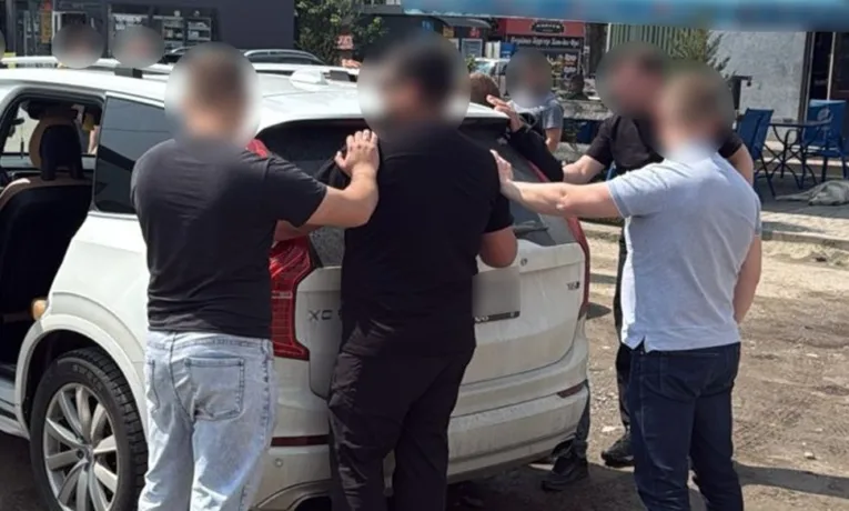 На Львівщині в хабарництві підозрюють родича військового