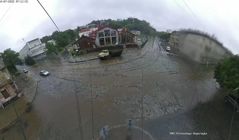 Річка Зубра у Львові вийшла з берегів: дороги до Львова затопило