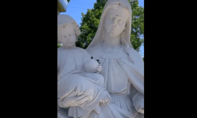 На Львівщині чоловік сокирою пошкодив скульптуру Божої Матері та пам’ятник Шевченку