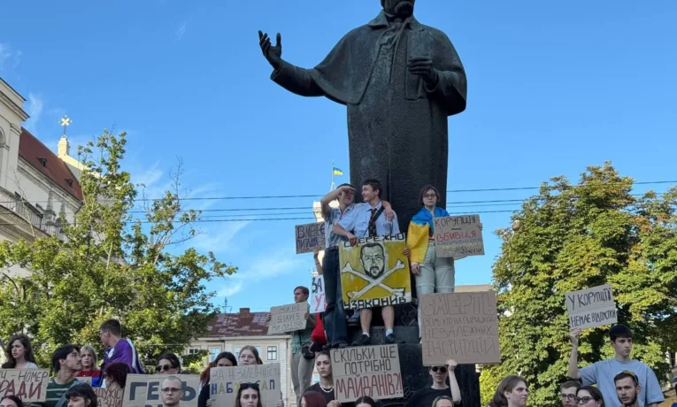 Львів’яни другий день поспіль вийшли на протест щодо закону про НАБУ і САП