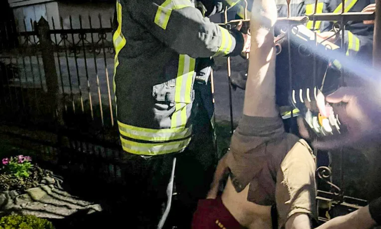 Львівські рятувальники звільнили чоловіка, який проштрикнув ногу на паркані