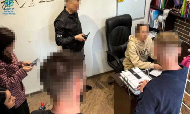 На Львівщині чиновник міськради разом із адвокаткою вимагали 6700 тисяч доларів за вплив на суддів