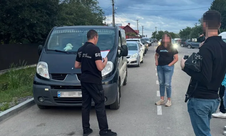 На Львівщині викрили групу організаторів схеми ввезення авто під виглядом допомоги ЗСУ (фото)