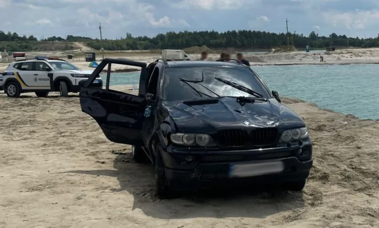 На Львівщині авто з чотирма людьми опинилося у водоймі
