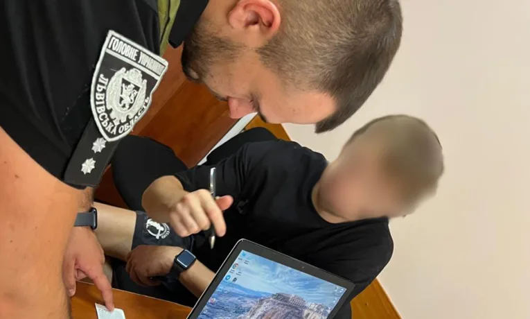 На Львівщині поліцейські притягнули до відповідальності батька, який посадив за кермо автомобіля 8-річну доньку