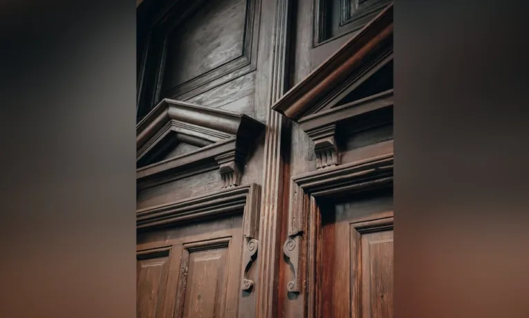 У Львові відреставрували дерев’яну браму на вулиці Шептицьких