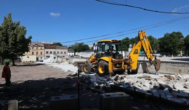 На місці колишнього львівського ринку “Добробут” розпочали демонтаж незаконно встановлених конструкцій