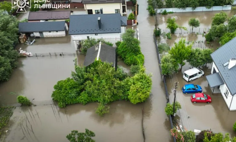 Рятувальники Львівщини продовжують ліквідовувати наслідки негоди