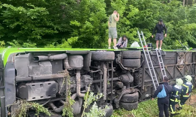 Внаслідок ДТП на Львівщині госпіталізували п’ятьох людей