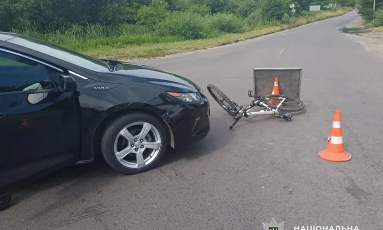 На Львівщині водійка Chevrolet Volt збила велосипедиста